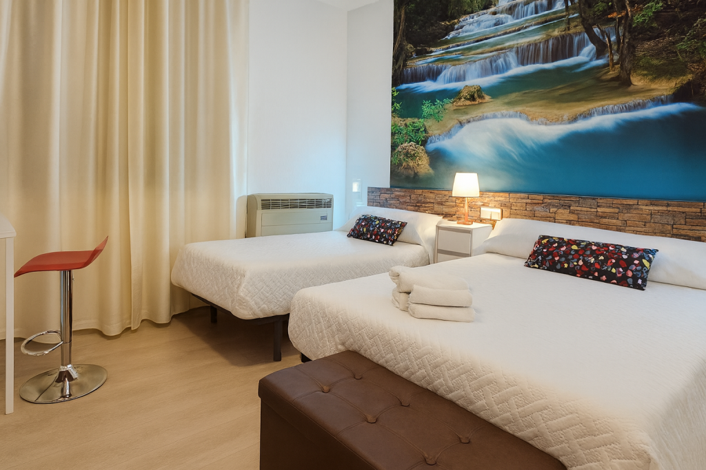 Habitación matrimonio con cama supletoria - Hotel en Cazorla Comarca